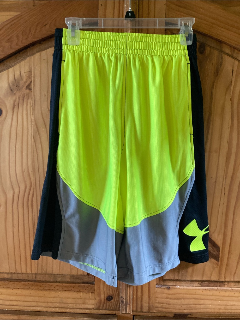 Men Under Armour Loose black gray yellow athletic shorts size M